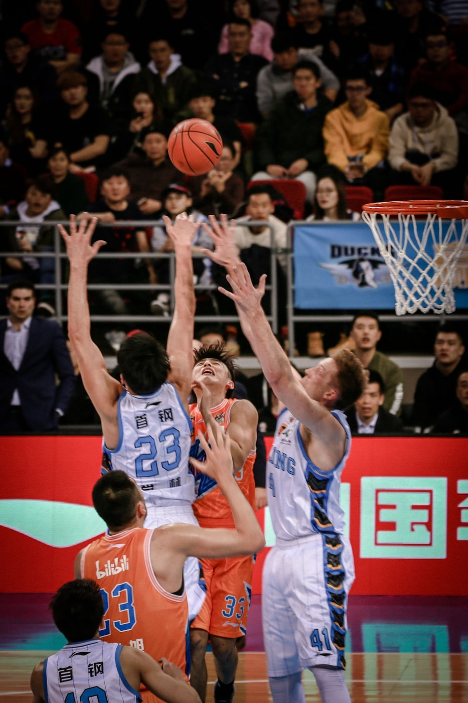 从五人上阵到十五人名单，一支篮球队究竟需要多少名球员？